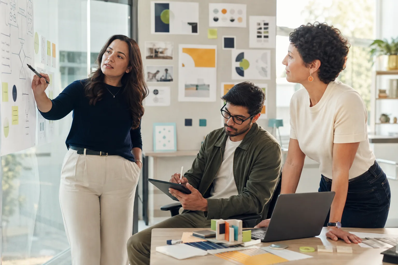 Profesionales de sistemas y diseño colaborando en un estudio creativo